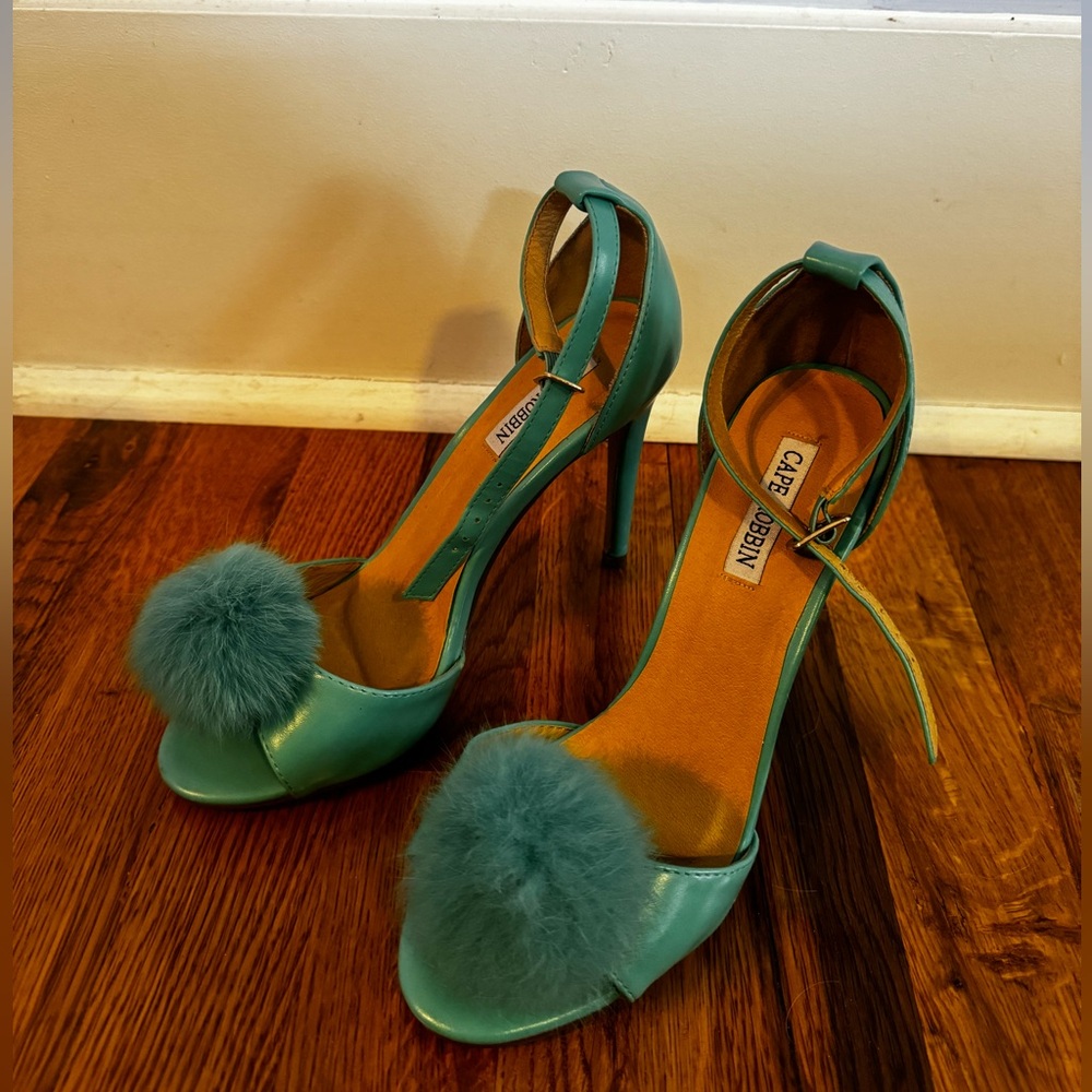FUN VINTAGE BLUE HEELS